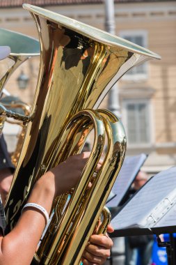 Pirinç Lake trompet ile küçük çocuk