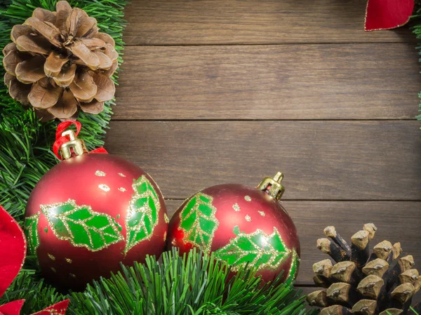 Vánoční dekorace s červenou ozdoby na dřevěné pozadí — Stock fotografie