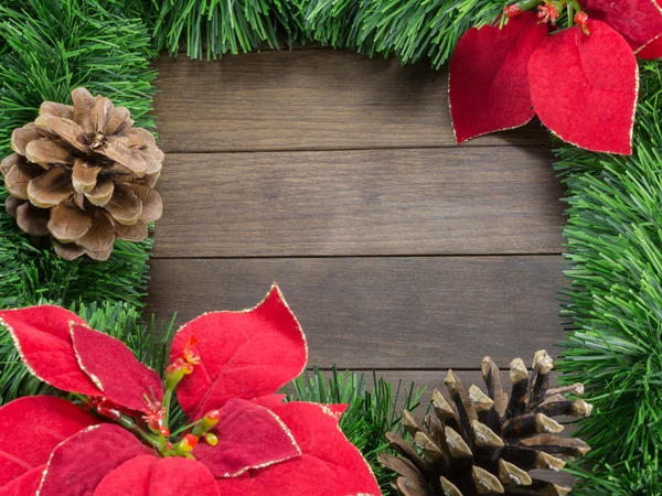 Vánoční dekorace s šišky a vánoční hvězda na dřevěných ba — Stock fotografie