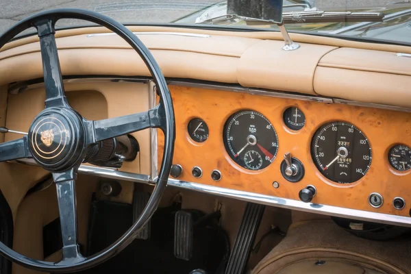 Retro Vintage Jaguar araba sürücü koltuğu ve gösterge tablosu