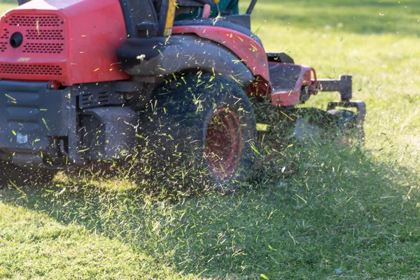 Paardrijden gazon uitrusting met bedieningspersoneel — Stockfoto