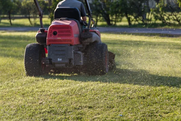 Paardrijden gazon uitrusting met bedieningspersoneel — Stockfoto