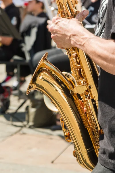 Jouer de l'instrument de saxophone pendant un concert en plein air — Photo