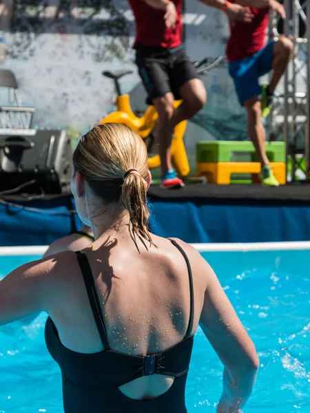 Kobieta robi wody Fitness aerobik w basenie w interesach — Zdjęcie stockowe