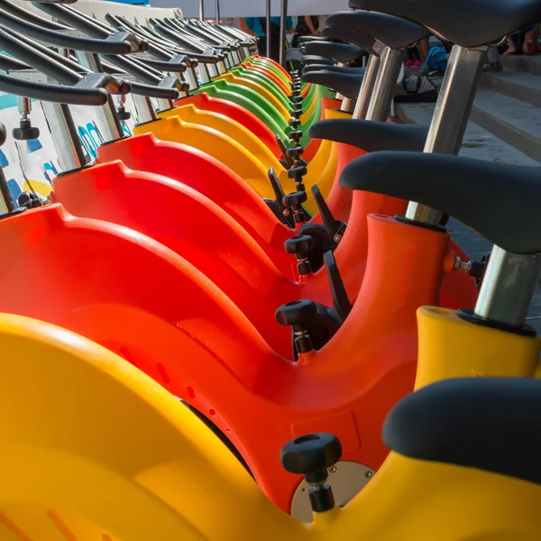 Bicicletas aquáticas coloridas na linha, designadas para piscina — Fotografia de Stock