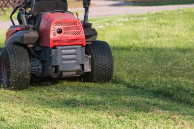 Çim ekipman operatörü ile sürme