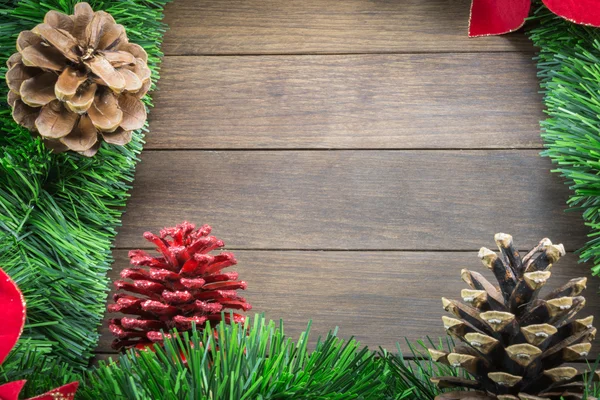 Рождественские украшения с сосновыми шишками и пуансеттия на деревянной ба — стоковое фото