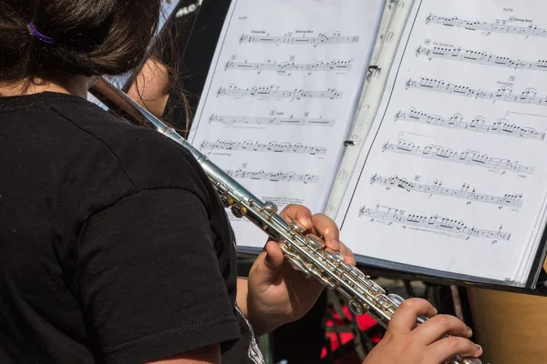 Tocando instrumento de flauta transversal durante concierto al aire libre — Foto de Stock