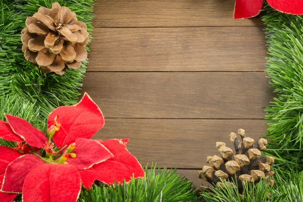 Décoration de Noël avec cônes de pin et poinsettia sur ba en bois — Photo