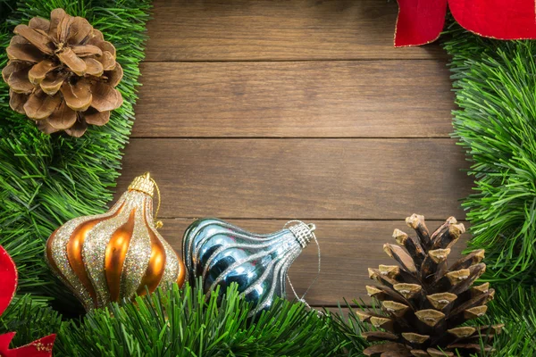 Decoração de Natal com bugigangas em fundo de madeira — Fotografia de Stock
