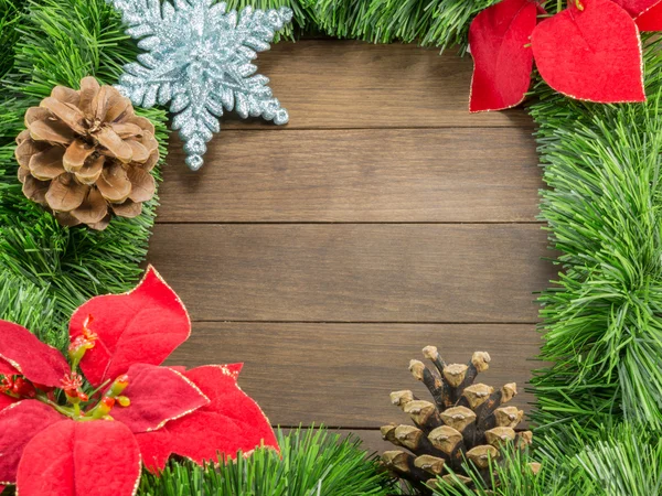 Рождественское украшение с сосновыми шишками, пуансеттия и звезда на W — стоковое фото
