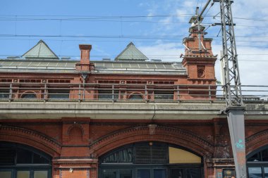 Berlin Mimarisi Mavi Gök Altında, Modern Enerji Hatları ile Eski İstasyon Binası, Almanya.