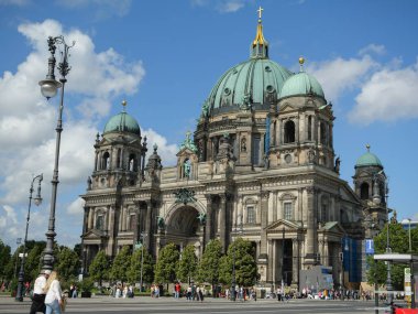 İnsanlar Tarihi Berlin Katedrali 'nin yanında yürür - Almanya.