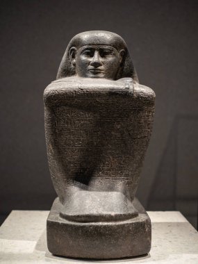 Antik Mısır Blok Harwa Tüzüğü, Tanrı 'nın Eşi Amenirdis' in başkanı, Berlin Müzesi, Almanya.