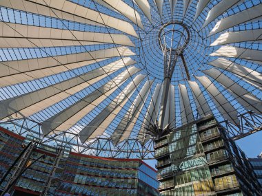Berlin 'deki Sony Center Binasının Mimari Sözlü Tasarımı ve Cam Çatı - Almanya.