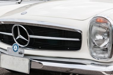 Mercedes Retro eski model araba Önden Görünüm detay