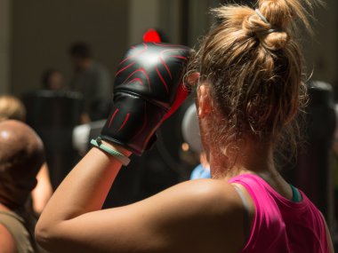 Boks eldiveni Fitness sınıfta olan kadın