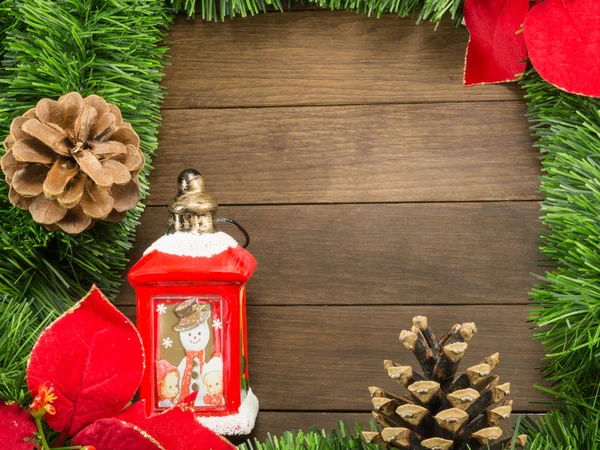 Decoração de Natal com lanterna vermelha, cones de pinho e poinsettia — Fotografia de Stock