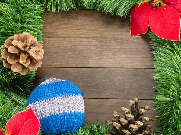Рождественские украшения с белой и синей безделушки и poinsettia о — стоковое фото