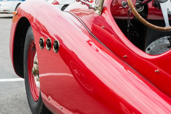 Боковая выхлопная труба выходит из красного винтажного автомобиля — стоковое фото