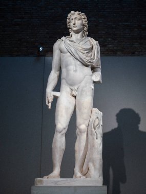 Berlin Müzesi Sergi Odası Spotlight, Almanya 'da Klasik Mermer Helios Heykeli.