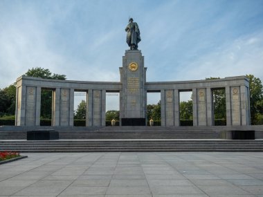 Sovyet Savaş Anıtı Berlin Gökyüzü Bulutları Altında, Tiergarten Anıtı 'nda Asker Heykeli, Berlin - Almanya.