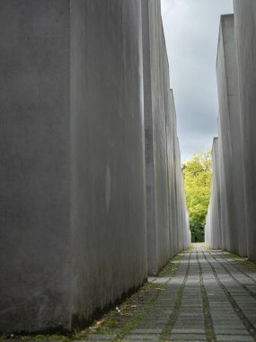 Berlin Soykırım Anıtı 'nın Beton Döşemeleri Bulutlu Şehir Gökyüzü Altında, Berlin - Almanya.