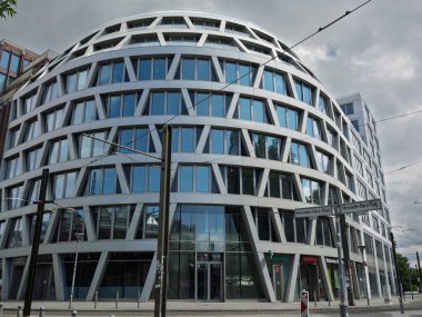 Çağdaş Eğrilik Cephesi, Henneberg-Herz-Platz Binası Berlin 'de Bulutlu Gökyüzü Altında.