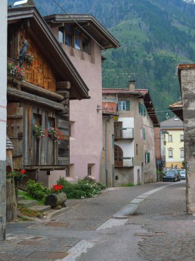 Tarihsel Predazzo 'daki Çakıl Taşı Sokağı - İtalya.