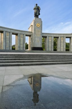Berlin Gökyüzü Bulutlu Sovyet Savaş Anıtı, Tiergarten Anıtı 'nda Yansımalı Asker Heykeli, Berlin - Almanya.