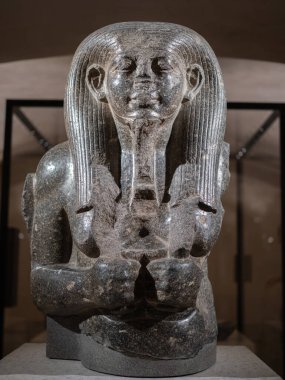 Berlin Müzesi 'nde sahte sakal takan Nil Tanrısı' nın Kara Granit Heykeli, Almanya.