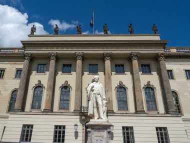 Humboldt Üniversitesi Berlin Ana Binası ve Wilhelm von Humboldt Heykeli, Almanya.