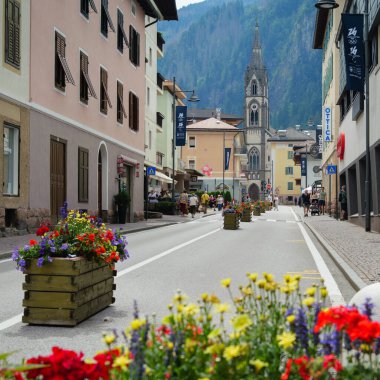 Predazzo Köyü 'nün ana caddesinde Kilise Kulesi ve Renkli Çiçekleri var..