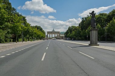 Brandenburg Kapısı 'na giden uzun bir yol var, Berlin, Almanya.