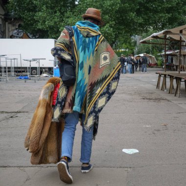 Sokak Tedarikçileri Alanında Kürk Taşıma Pançosu Giyen Eşsiz Tarz Kişi.