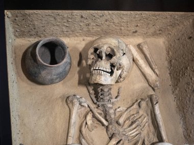 Berlin Müzesi, Almanya 'da Seramik Esrarlı Bir Kadının Antik Gömülmesi.