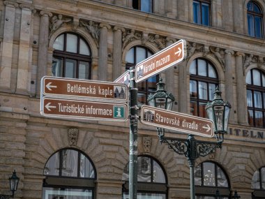 Klasik Taş Mimarisinin ve Çek Cumhuriyeti 'nin Eski Sokak lambalarının Arkaplanına Karşı Büyük Prag Simgelerini Gösteren Bir Sokak İşareti.