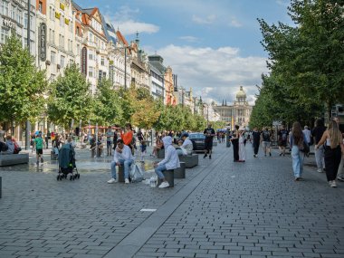Wenceslas Meydanı Sokak Sahnesi İnsanlar Rahatlıyor ve Bir Sokak Müzisyeni Çalıyor, Prag - Çek Cumhuriyeti..