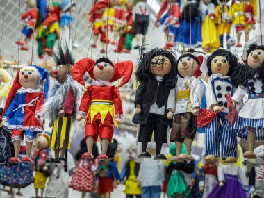 Renkli El Kuklaları, Çekoslovakya Prag ve Prag 'da ayırt edici kostümleri ve ifadeleri olan karakterleri içeren kablolarla askıya Alındı.