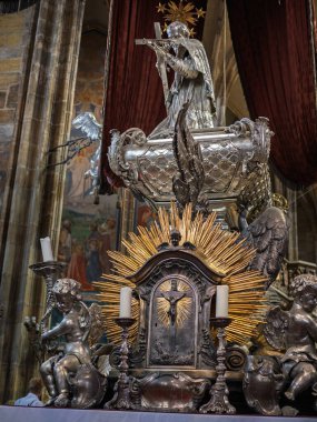 Nepomuk Mezarlığı 'nın Gümüş Heykeli Altında Cherubs ve Haç Tapınağı, Prag, Çek Cumhuriyeti.