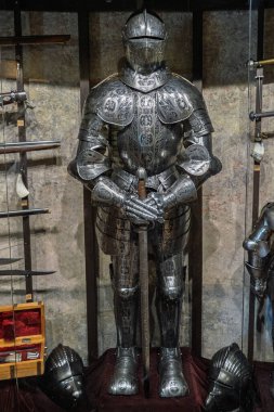 Çek Cumhuriyeti 'nde Prag Müzesi' nde Kılıç ve Miğferlerle Gösterilen Ortaçağ Zırhı 'nın Detaylı İşlenmiş Çelik Kıyafeti.
