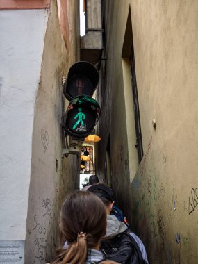 Çek Cumhuriyeti, Prag ve Prag 'da yaya trafik ışıklarıyla Dar Sokak' ta Son derece Dar Yürüyen İnsanların Arkasından Görüntü.