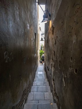 Uzun Graffiti Duvarları, Prag, Çek Cumhuriyeti Duvarları Arasındaki Aşırı Dar Geçitte Dik Taş Adımlar.