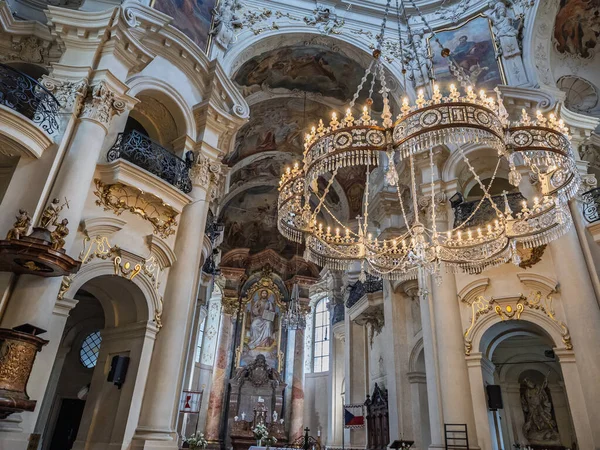 Aşağıda asılı kristal bir avize. Barok Kilisesi 'nin İçi, Prag, Çek Cumhuriyeti.