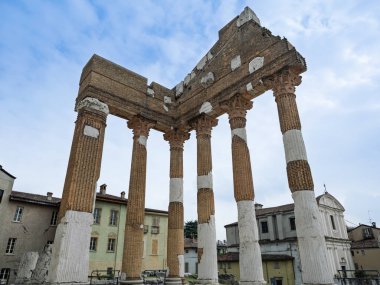 Roma Capitolium Tapınağının Uzun Tuğla ve Beyaz Mermer Sütunları, Brescia, İtalya.