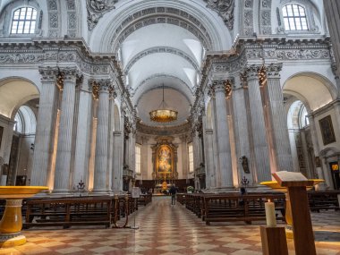 Yüksek tonlu tavan, sütunlar ve İtalya 'nın uzak vaazı olan Büyük Kilise Merkezi Koridoru..