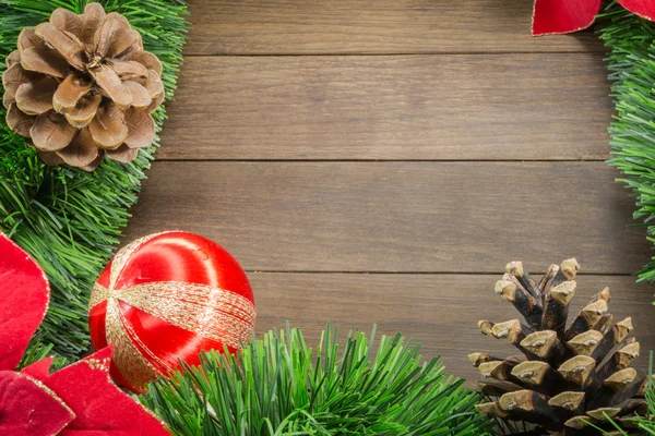 Рождественское украшение с красной и золотой безделушкой на деревянном бэкгре — стоковое фото