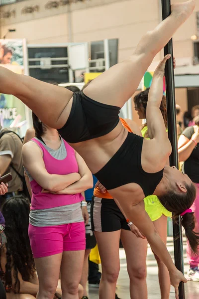 Unga Pole dansare utbildning i Fitness klass — Stockfoto