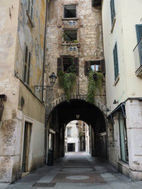 Antik Apartman Binaları, Brescia, İtalya 'ya uzanan Taş kemerli Dar Sokak.