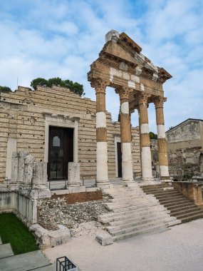 Antik Roma Capitolium Tapınağı Mavi Gök, Brescia, İtalya 'nın Sütunları ve Merdivenleri Altında.
